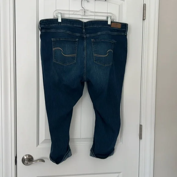 Levi Strauss  & Co., modern Capri, Sz 22W, cuffed Capri jeans, stretch, comfy - Picture 4 of 12